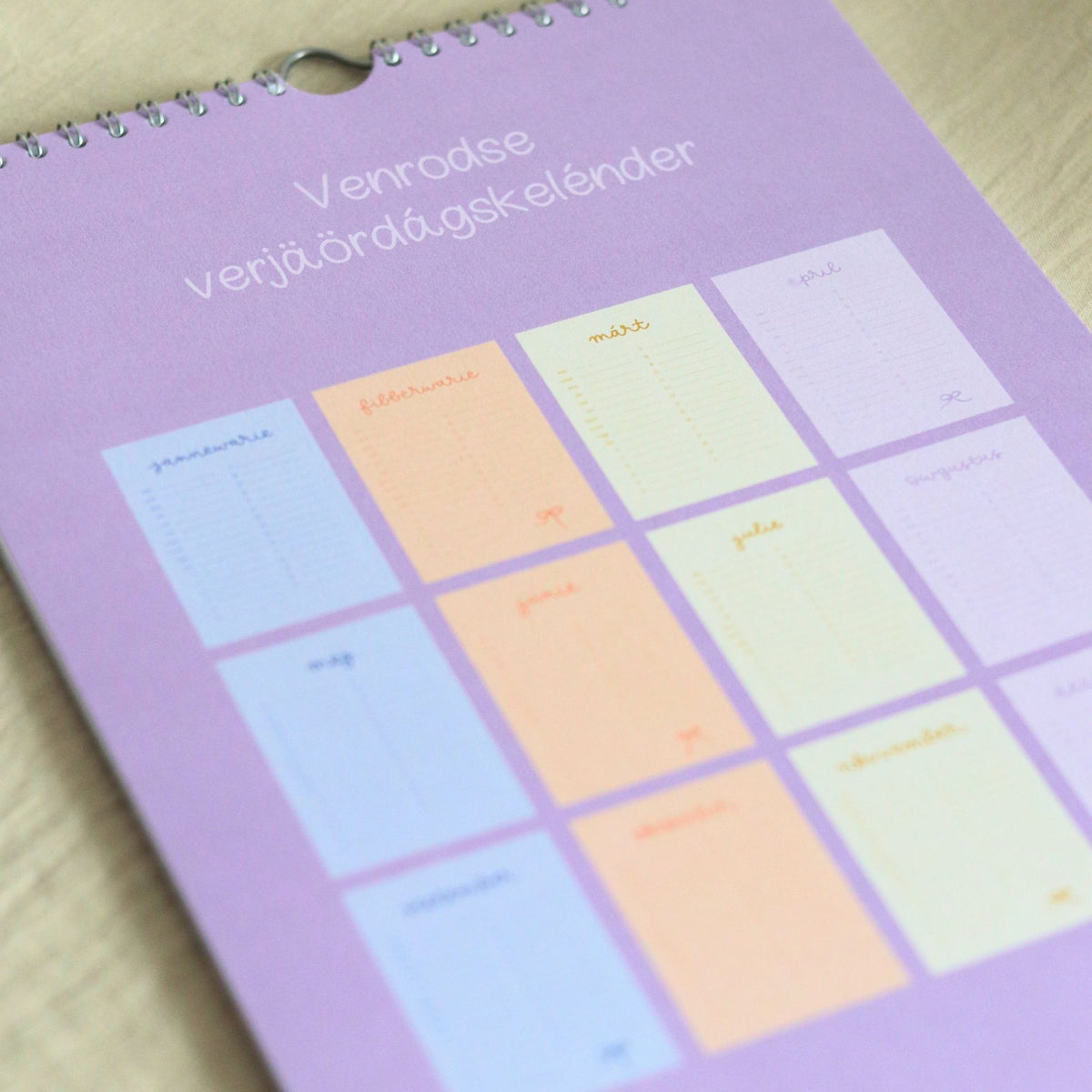 Verjaardagskalender Tied vur flaai in het Venrays dialect, versierd met strikjes