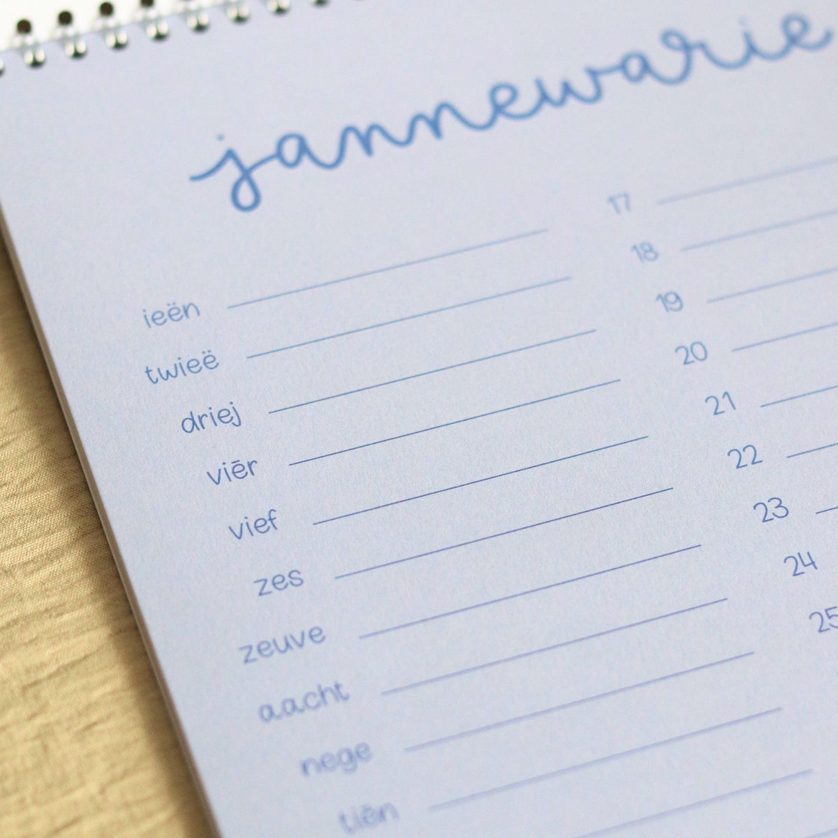 Verjaardagskalender Tied vur flaai in het Venrays dialect, versierd met strikjes